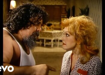 Cyndi Lauper – Girls Just Want To Have Fun (Official Video)