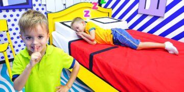Vlad and Niki have fun in museums and playgrounds