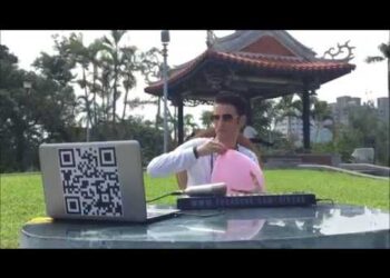 Divyns makes hiphop music with a balloon