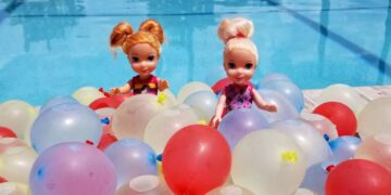 Water Balloons ! Elsa and Anna toddlers – pool – water fun splash – floaties