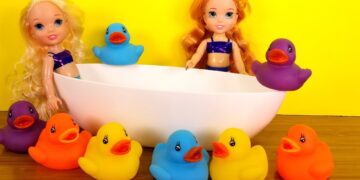 Flying soap ! Elsa and Anna toddlers – bath – shower – bubbles – water fun