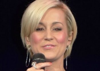 Kellie Pickler – Makes Fun of Fan's Laugh – Medford, MA 10/25/13