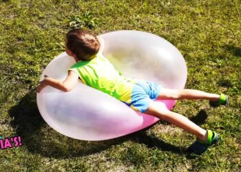 FUN AND FAILS ★ الطفل في ورطة مع الكرات #4